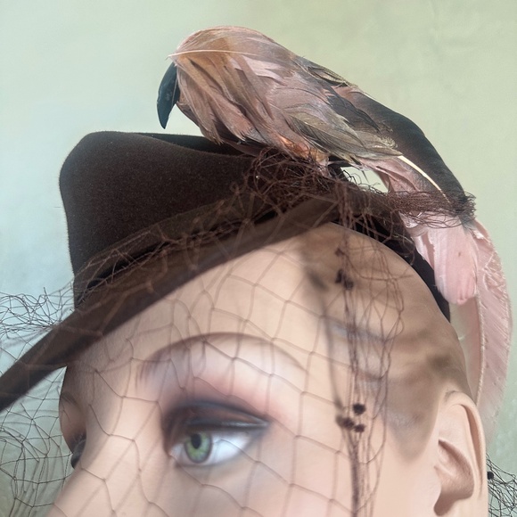 STUNNING 1940\'s BROWN FELT TILT FEDORA WITH PINK FEATHER \